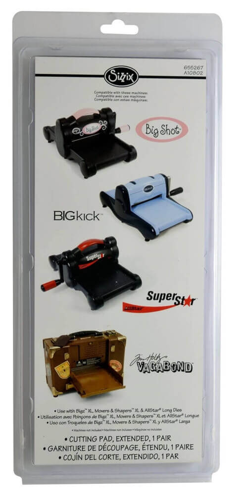 Die Verpackung der Sizzix 655267 Erweiterte Schneideplatte (1 Paar, Kunststoff, 37 x 15,5 x 0,7 cm) zeigt Bilder und Namen von Big Shot-, BigKick-, SuperStar- und Vagabond-Maschinen auf einem weißen Hintergrund und hebt die präzisen Schneidefunktionen hervor.