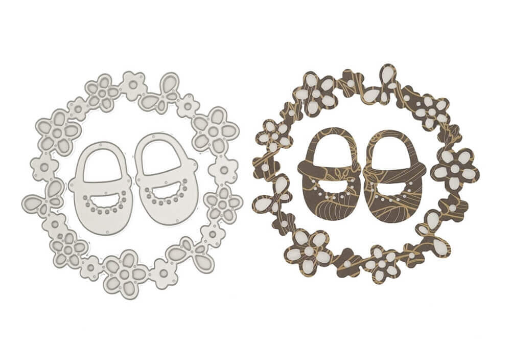 Die Stanzschablone Babyschuhe im Blütenkranz von Stanzenshop.de zeigt zwei kreisrunde Rahmen mit Babyschuhen - einer in Weiß, der andere in Braun mit Goldmuster - ideal für charmante Stanzmotive.