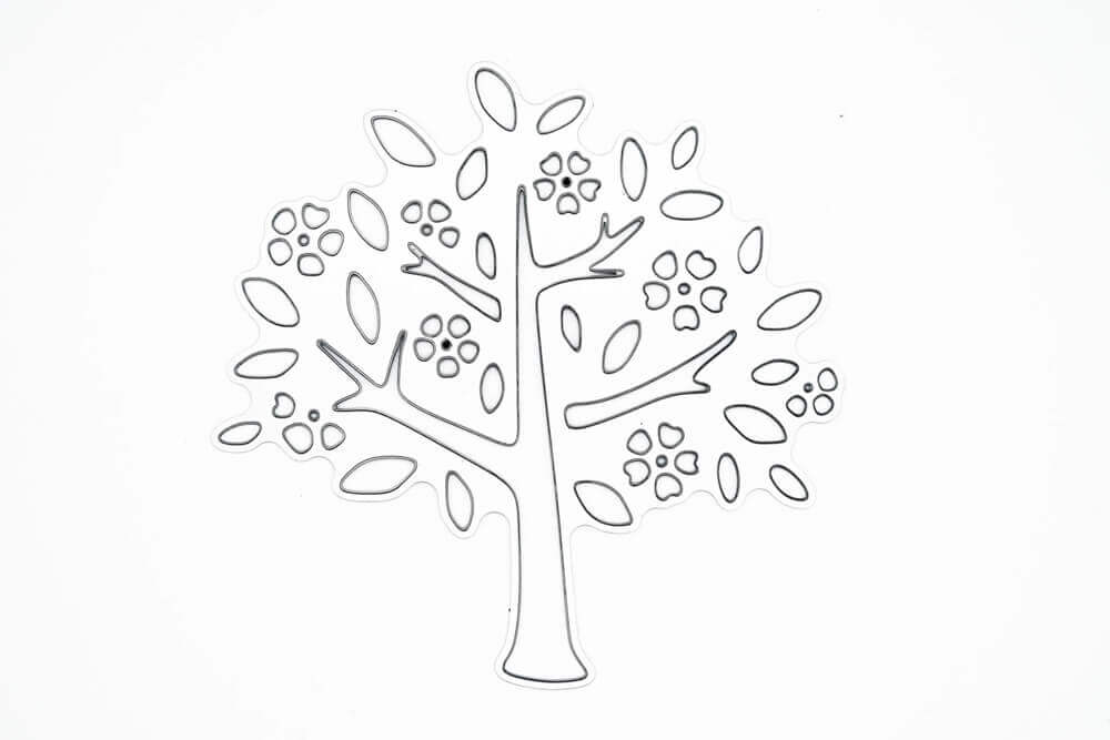 Umriss eines Baumes mit Stamm, Ästen, ovalen Blättern und kleinen fünfblättrigen Blüten - perfekt zum Basteln oder Scrapbooking. Entwurf: Stanzschablone Baum mit Blüten und Blättern von Stanzenshop.de auf weißem Hintergrund.