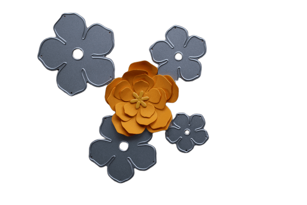 Vier graue Metallblumen und eine orangefarbene Papierblume auf weißem Hintergrund - perfekt für Scrapbooking oder Basteln mit Stanzschablone: Blume aus mehreren Einzelteilen von Stanzenshop.de.