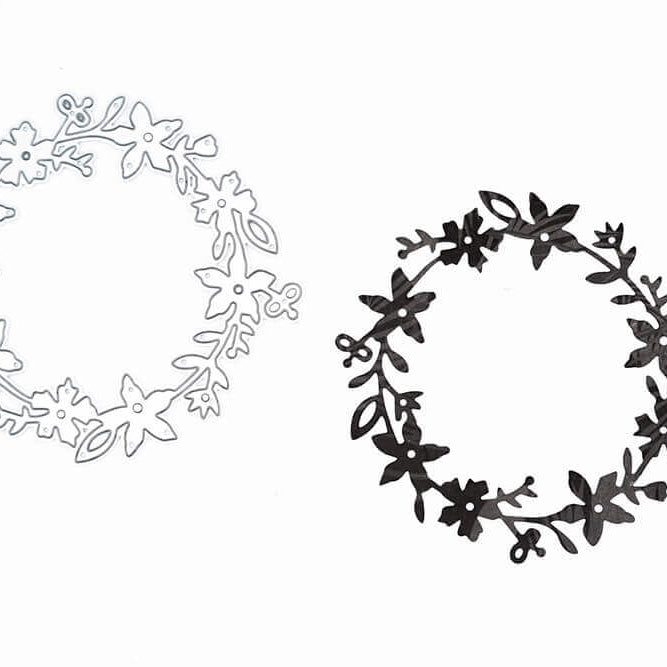 Zwei kranzförmige Metallausschnitte mit floralen Motiven - Stanzschablone Blumenkranz von Stanzenshop.de, in silber und schwarz, nebeneinander auf weißem Hintergrund - perfekt für Kartenherstellung oder einen schönen Blumenkranz.