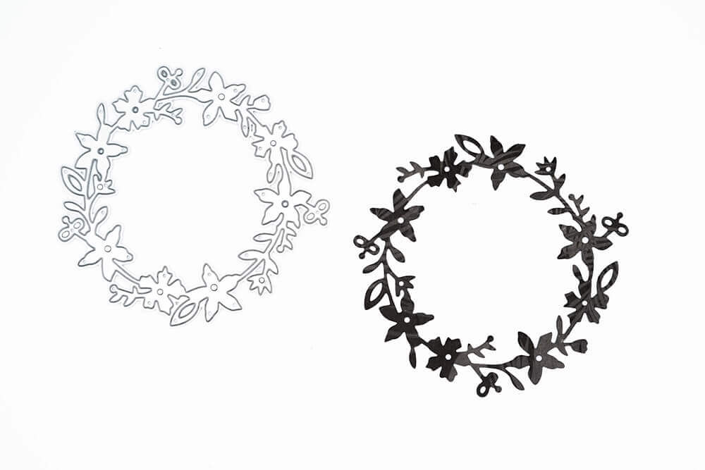 Eine schwarz-weiße Stanzschablone Blumenkranz, Zeichnung eines Kranzes mit Blättern. (von Stanzenshop.de)