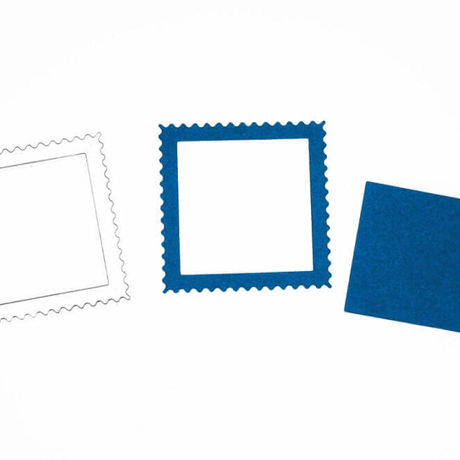 Drei Papierquadrate - ein weißes mit Wellenrand, ein blaues mit Wellenrand und ein einfarbiges blaues Quadrat - sind ideal für Scrapbooking oder als Bastelergebnis mit der Stanzschablone: Briefmarke von Stanzenshop.de.