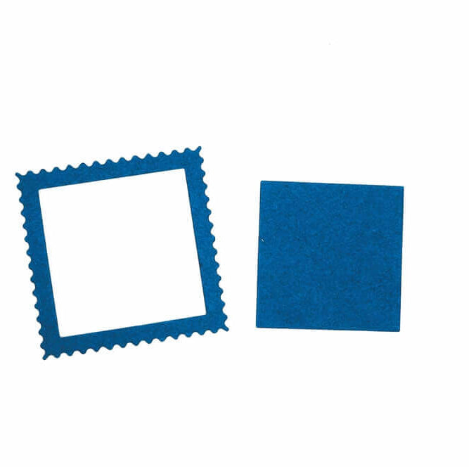 Ein blaues, quadratisches Papier mit einem gewellten Rand, hergestellt mit der Stanzschablone: Briefmarke von Stanzenshop.de, steht neben einem einfarbigen blauen Quadrat auf weißem Hintergrund, perfekt für Scrapbooking oder kreative Projekte.