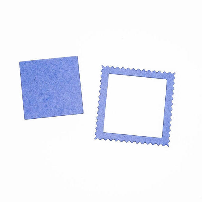 Das Stanzenshop.de "Stanzschablone: Briefmarke", bestehend aus einem blauen Quadrat und einem blauen quadratischen Rahmen mit Zickzack-Kante, wird nebeneinander auf weißem Hintergrund dargestellt - ideal für Scrapbooking-Projekte.