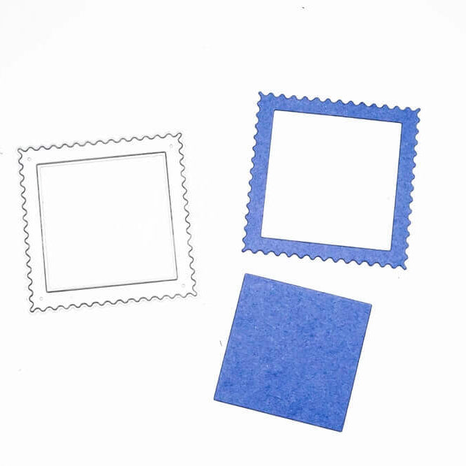 Drei quadratische Formen auf Weiß: eine konturierte mit Zickzackrand, eine blaue mit Zickzackrand und eine einfarbig blaue - ideal für Scrapbooking oder als Bastelergebnis mit der Stanzschablone: Briefmarke von Stanzenshop.de.