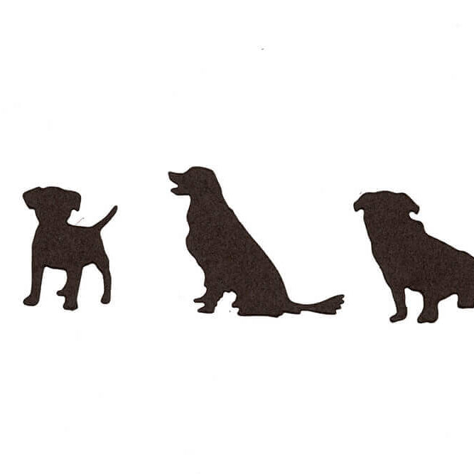 Drei schwarze Hundesilhouetten in verschiedenen Posen auf weißem Hintergrund-ideal für Bastelprojekte mit der Stanzschablone Drei Hunde von Stanzenshop.de.