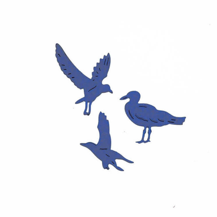 Die Stanzschablone Drei Möwen von Stanzenshop.de zeigt drei blaue Vogelsilhouetten - stehend, fliegend mit erhobenen Flügeln und ausgestreckt - vor einem weißen Hintergrund, ideal für Scrapbooking oder Stanzprojekte.