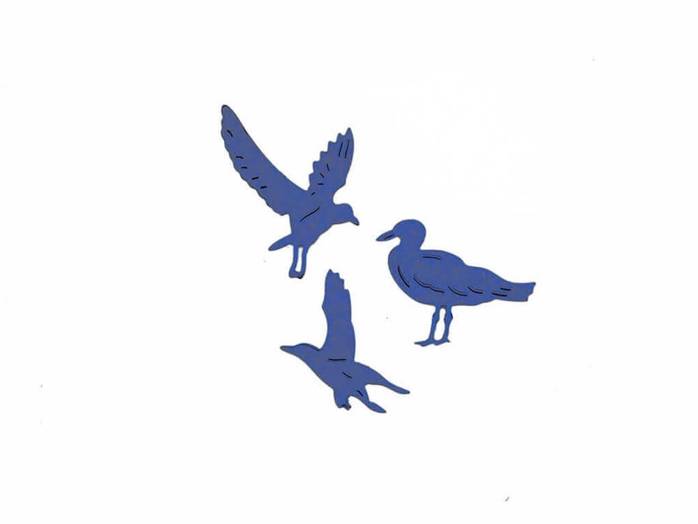 Die Stanzschablone Drei Möwen von Stanzenshop.de zeigt drei blaue Vogelsilhouetten - stehend, fliegend mit erhobenen Flügeln und ausgestreckt - vor einem weißen Hintergrund, ideal für Scrapbooking oder Stanzprojekte.