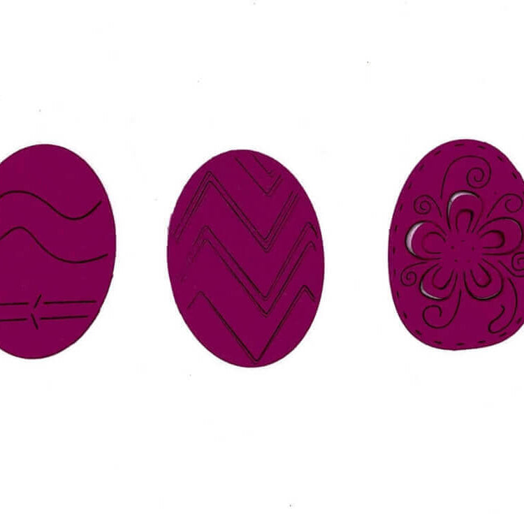 Drei lila Eier mit wellenförmigen, zickzackförmigen und floralen schwarzen Mustern aus der "Stanzschablone" von Stanzenshop.de: Drei Ostereier" werden nebeneinander ausgestellt - perfekt als Inspiration für Ihr nächstes Bastelprojekt mit Osterstanzen oder Stanzschablonen.