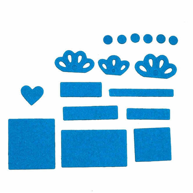 Drei verschiedene blaue Schaumstoffformen - Rechtecke, Kreise und ein Herz - sind auf weißem Untergrund neben der "Stanzschablone: Drei verschiedene Geschenke" von Stanzenshop.de, perfekt zum kreativen Basteln oder zur Personalisierung Ihrer Geburtstagskarte.