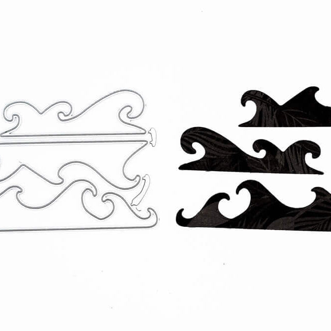 Links zwei dekorative Metallgestelle in Form von Wellen, rechts vier schwarze Stanzenshop.de "Stanzschablone Drei Wellen" in Wellenform zum Scrapbooking oder Basteln, alles auf weißem Hintergrund.