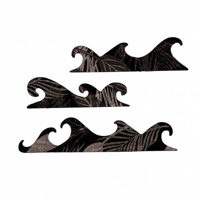 Die Stanzschablone Drei Wellen von Stanzenshop.de zeigt drei stilisierte schwarze Wellenformen mit einem dezenten Blattmuster auf Weiß - ideal für Scrapbooking- oder Bastelprojekte.