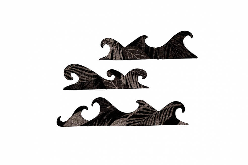 Die Stanzschablone Drei Wellen von Stanzenshop.de zeigt drei stilisierte schwarze Wellenformen mit einem dezenten Blattmuster auf Weiß - ideal für Scrapbooking- oder Bastelprojekte.