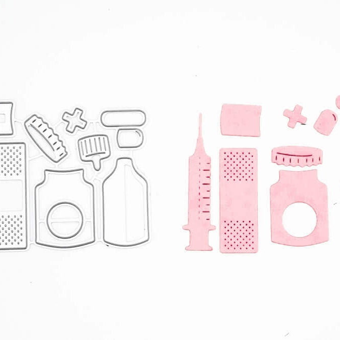 Das Stanzenshop.de Stanzschablone Erste Hilfe Set besteht aus Pflaster, Spritze und Medikamentenformen mit rosafarbenen Aussparungen, die sich perfekt für Bastelprojekte und die Darstellung von medizinischen Themen auf einem klaren weißen Hintergrund eignen.