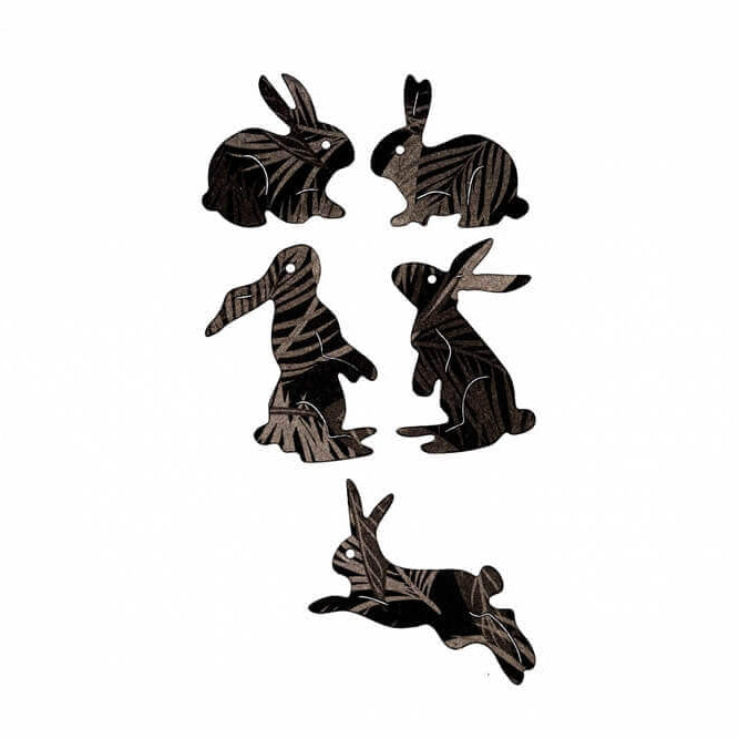 Die "Stanzschablone: Fünf verschiedene Hasen" von Stanzenshop.de bietet fünf schwarze, gemusterte Hasen-Silhouetten in verschiedenen Posen auf weißem Hintergrund - ideal zum Basteln oder für Stanzarbeiten.