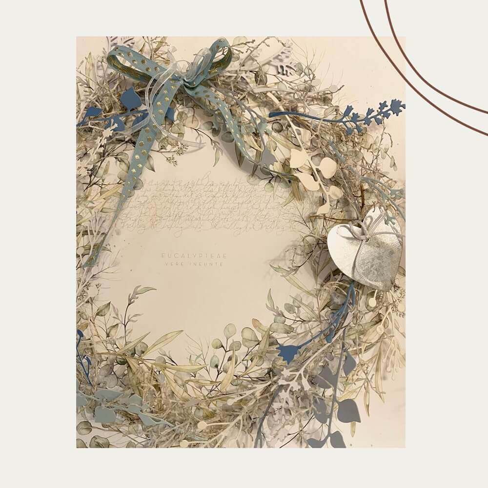 Die "Stanzschablone Fünf verschiedene Äste" von Stanzenshop.de bietet fünf einzigartige Zweigstanzen, ideal zum Basteln oder Scrapbooking. Abgebildet mit blauen Akzenten, einer Schleife aus gepunktetem Band und einem Herzanhänger auf neutralem Hintergrund.