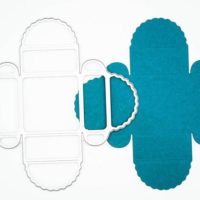 Die Stanzschablone Geschenkkästchen von Stanzenshop.de und der dazugehörige Papierausschnitt mit Wellenschliff sind nebeneinander abgebildet - ideal zum Basteln oder kreativen Scrapbooking auf weißem Hintergrund.