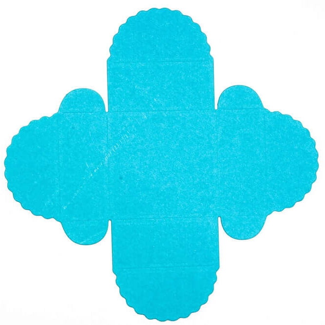 Stanzschablone Geschenkkästchen von Stanzenshop.de: Flacher, ungefalteter blauer Karton mit gewelltem Rand, ideal zum Basteln oder Scrapbooking, auf weißem Hintergrund.