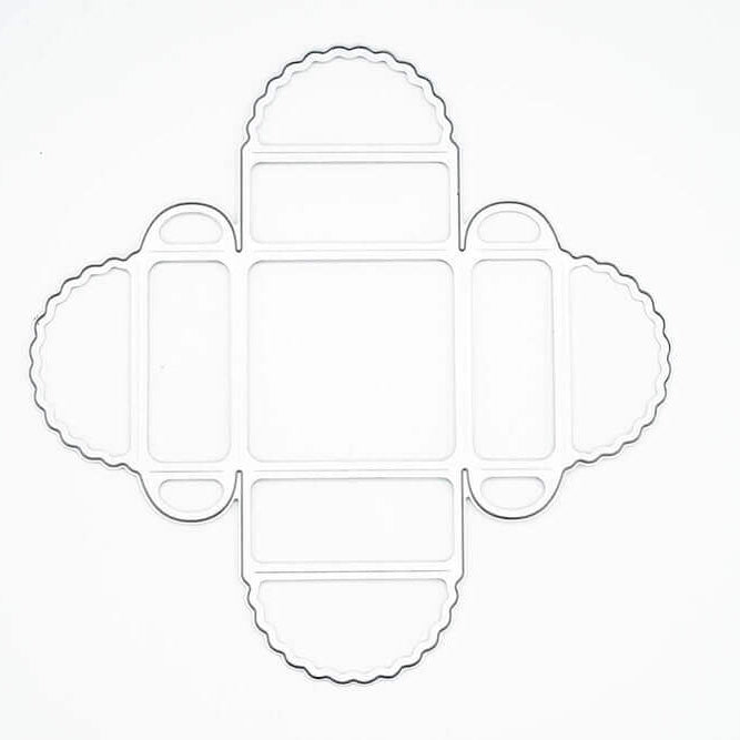 Die Stanzenschablone Geschenkkästchen von Stanzenshop.de ist eine Ausstechform aus Metall mit gezackten Rändern, ideal zum Basteln oder zur Herstellung einzigartiger Geschenkschachtelprojekte im Scrapbooking.