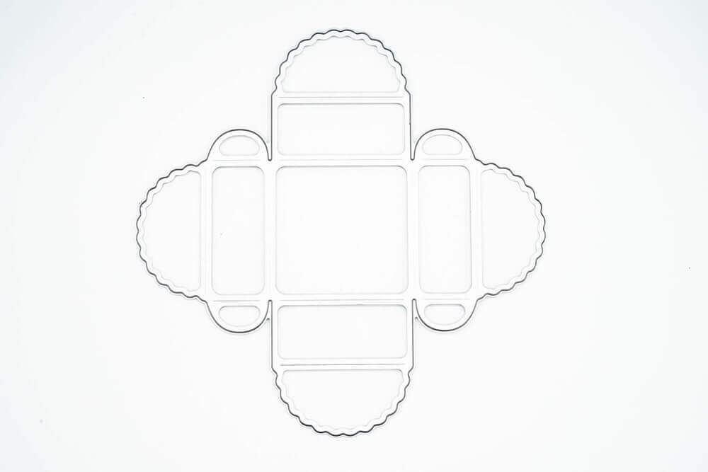 Die Stanzenschablone Geschenkkästchen von Stanzenshop.de ist eine Ausstechform aus Metall mit gezackten Rändern, ideal zum Basteln oder zur Herstellung einzigartiger Geschenkschachtelprojekte im Scrapbooking.