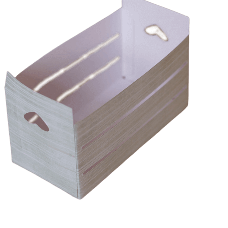 Ein Stapel von Stanzschablone: Großer Karton von Stanzenshop.de, rechteckig und weiß mit zwei ovalen Ecklöchern, wird schräg vor einem schlichten weißen Hintergrund gezeigt.