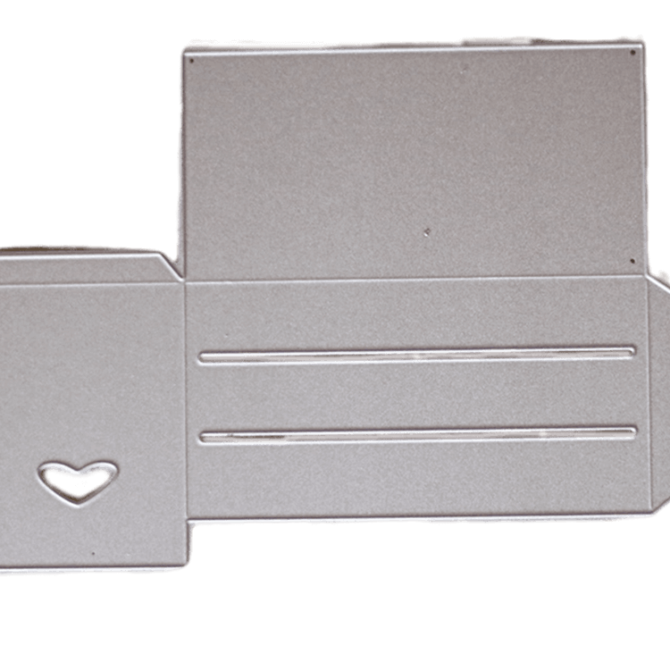 Die "Stanzschablone: Großer Karton" von Stanzenshop.de ist eine flache graue Papierschablone mit Falzlinien und einem herzförmigen Ausschnitt, ideal zum Basteln von Geschenkboxen oder Umschlägen für Hochzeiten.