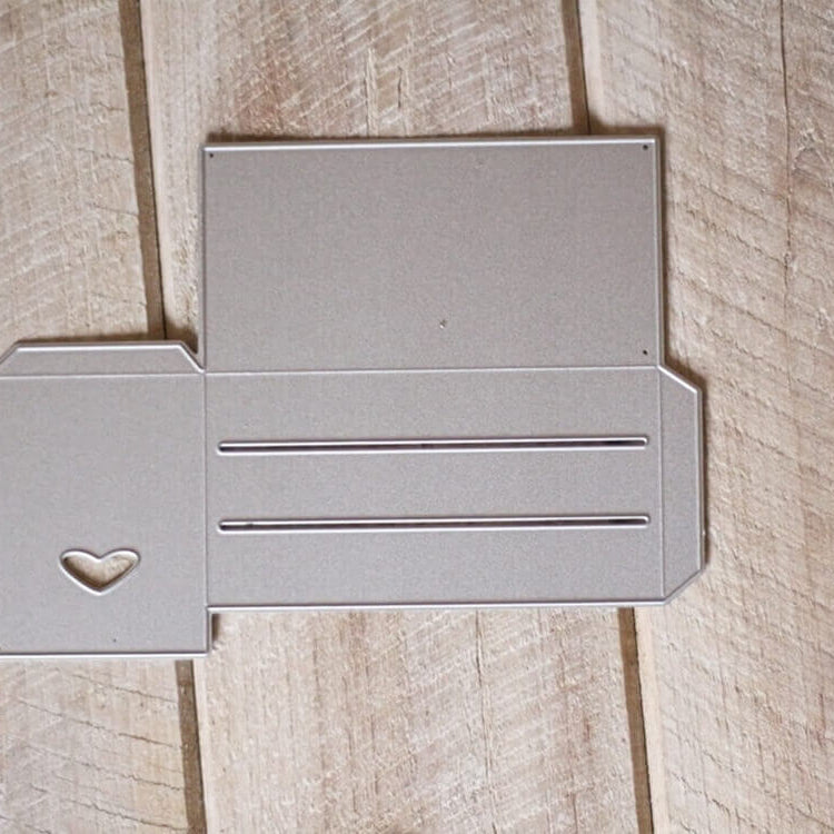 Die Stanzschablone: Großer Karton von Stanzenshop.de ist eine flache, rechteckige Schablone mit Herz-Ausstanzung und zwei geraden Schlitzen - ideal zum Basteln oder für eine originelle Geschenkbox zur Hochzeit.