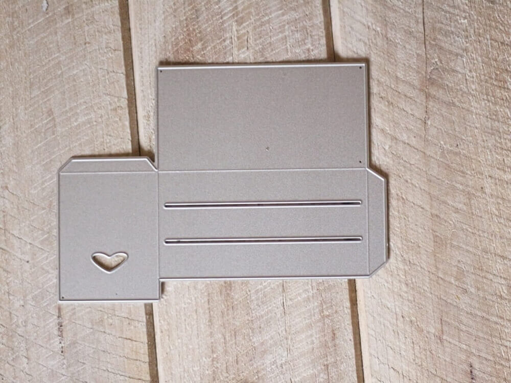 Die Stanzschablone: Großer Karton von Stanzenshop.de ist eine flache, rechteckige Schablone mit Herz-Ausstanzung und zwei geraden Schlitzen - ideal zum Basteln oder für eine originelle Geschenkbox zur Hochzeit.