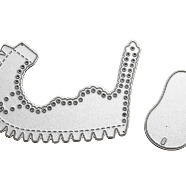 Zwei silberne Metallstanzschablonen von Stanzenshop.de mit dem Namen "Stanzschablone Kinderschuh für ein Baby" sind auf weißem Hintergrund zu sehen - die eine als dekorative Bordüre, die andere als kleiner geschwungener Anhänger.