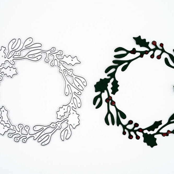 Nebeneinander abgebildet: die Stanzschablone: Kranz mit Beeren von Stanzenshop.de (Metallstanze) und ein fertiger grüner Papierkranz mit roten Beeren - ideal zum Basteln oder für Scrapbooking-Projekte.