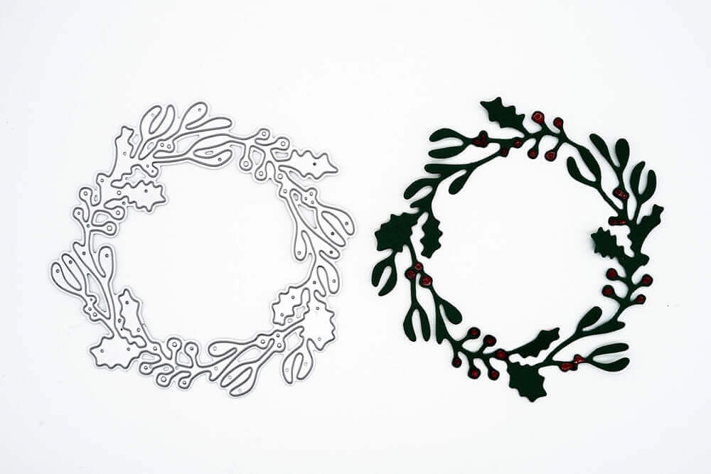 Nebeneinander abgebildet: die Stanzschablone: Kranz mit Beeren von Stanzenshop.de (Metallstanze) und ein fertiger grüner Papierkranz mit roten Beeren - ideal zum Basteln oder für Scrapbooking-Projekte.