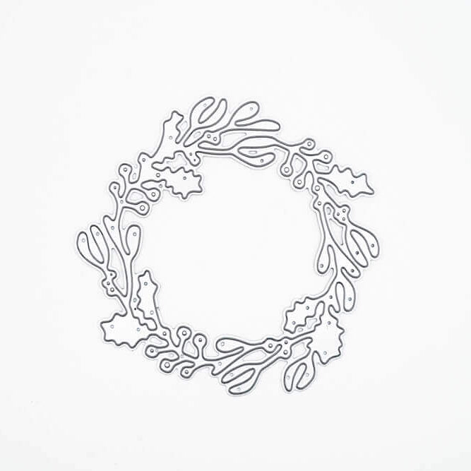 Die "Stanzschablone: Kranz mit Beeren" von Stanzenshop.de ist eine zarte Metallic-Kranzstanze mit Stechpalmenblättern und Beeren - ideal zum Basteln oder Scrapbooking - auf einem schlichten weißen Hintergrund.