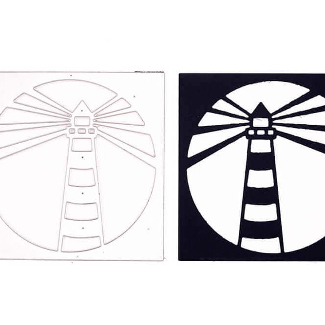 Die Stanzschablone Leuchtturm im Rahmen von Stanzenshop.de enthält zwei quadratische Schablonen, die einen Leuchtturm mit Strahlen zeigen - eine weiße mit Ausschnitten, eine schwarze mit weißem Motiv - perfekt zum Basteln, Scrapbooking und für kreative Projekte.