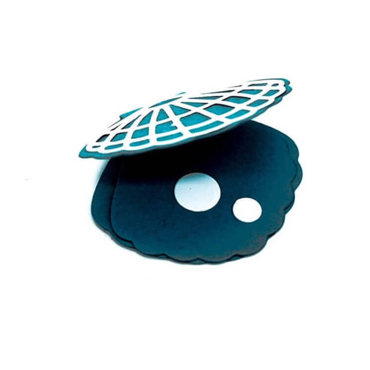 Ein blau-weißer Muschelausschnitt aus Papier mit zwei Löchern, abgebildet auf Weiß - ideal als Bastelergebnis oder für kreative Gastgeschenke, hergestellt mit der Stanzschablone Muschel zum Aufklappen von Stanzenshop.de.