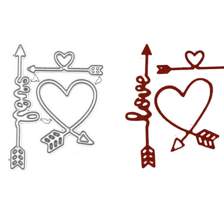 Die Stanzschablone Pfeile mit Herzen und Text love von Stanzenshop.de zeigt einen Metallstempel und einen roten Ausschnitt mit einem Pfeil, einem Herz und "love" in Schreibschrift - ideal für Scrapbooking- oder Bastelprojekte.