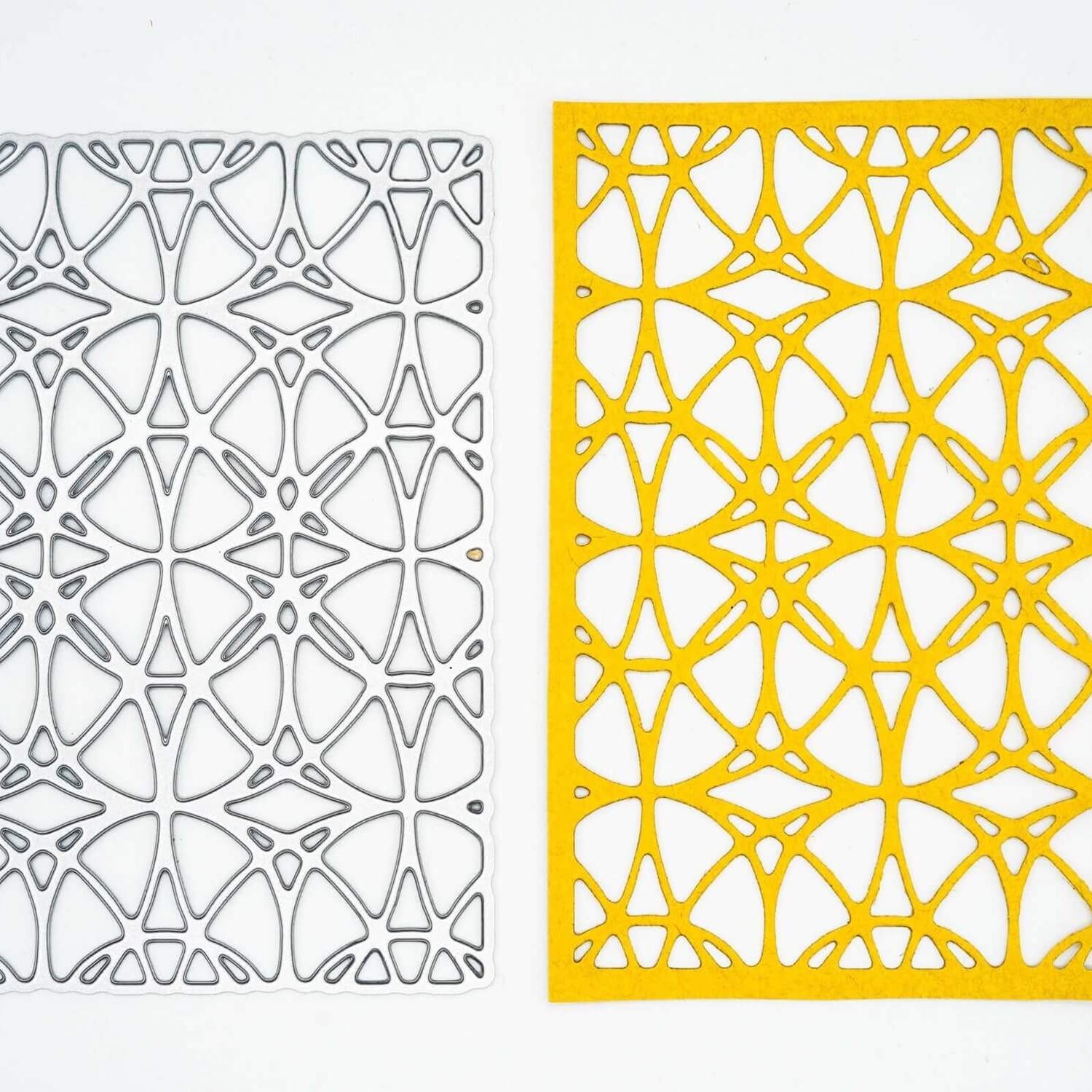 Zwei rechteckige "Stanzschablone: Platte mit Kreismuster" von Stanzenshop.de - eine metallisch grau, eine gelb - zeigen geometrische Kreismuster. Ideal für die Kartengestaltung oder als Bastelformen, abgebildet auf weißem Hintergrund.