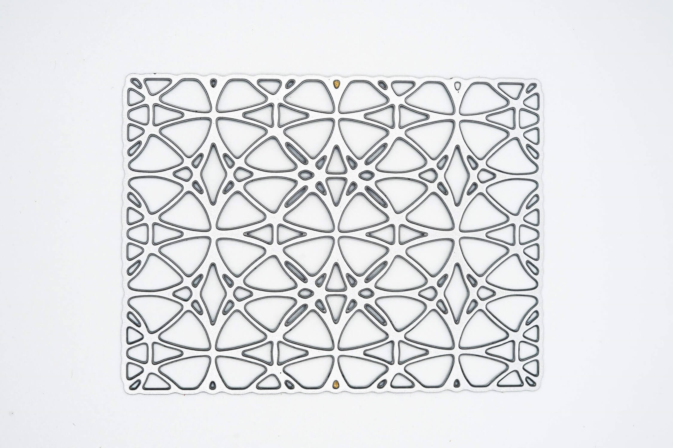 Die "Stanzschablone: Platte mit Kreismuster" von Stanzenshop.de ist eine rechteckige Metallplatte mit einem symmetrischen kreisförmigen Ausschnittmuster, perfekt für die Kartenherstellung, abgebildet auf einem weißen Hintergrund.