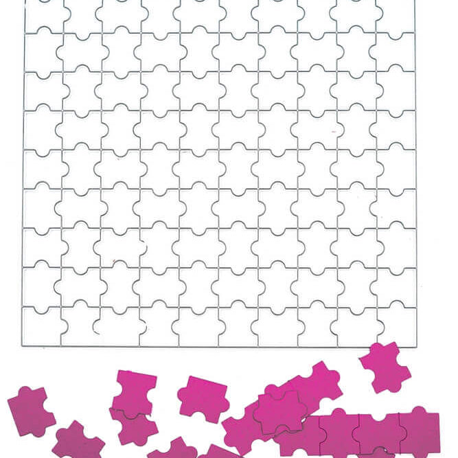 Ein fast leeres Puzzlegitter mit mehreren lila Stanzenshop.de Stanzschablone Puzzleteilen, die unten verstreut sind, bereit zum Basteln und darauf warten, in das Gitter aus Ihrem Lieblingsset gelegt zu werden.