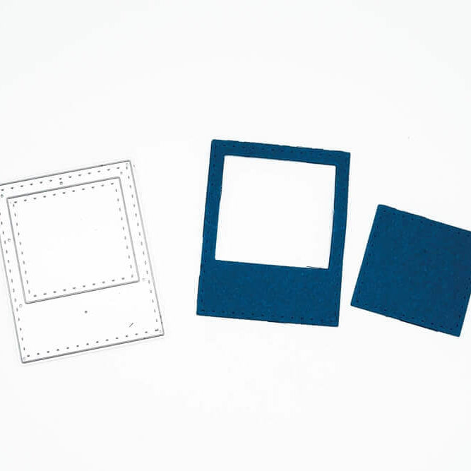 Die "Stanzschablone Rahmen für Polaroidbild" von Stanzenshop.de zeigt eine weiße Stanzschablone und zwei blaue Formen - ein Quadrat und einen Fotorahmen im Polaroid-Stil - auf weißem Grund, ideal für Scrapbooking oder zum Hervorheben Ihres Bastelergebnisses.