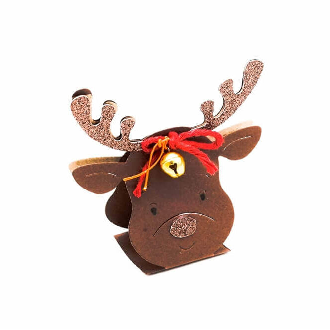 Eine kleine Dekoration in Form eines Rentiers, hergestellt mit der Stanzschablone: Rentier Aufsteller von Stanzenshop.de ist mit einem glitzernden Geweih, einer roten Schleife und einer goldenen Glocke auf der Stirn vor weißem Hintergrund zu sehen.