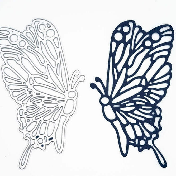Zwei Schmetterlingsstanzungen, eine weiße und eine schwarze, hergestellt mit der "Stanzschablone: Schmetterling mit großen Flügeln" von Stanzenshop.de, sind nebeneinander auf weißem Hintergrund abgebildet - ideal für Scrapbooking oder Kartengestaltung.