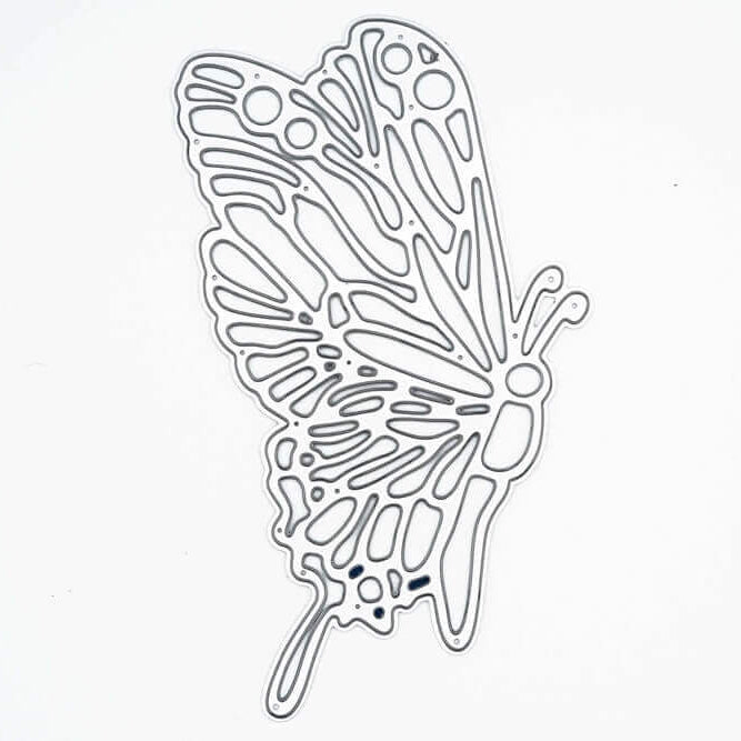 Die Stanzschablone "Schmetterling mit großen Flügeln" von Stanzenshop.de ist eine detaillierte Stanzschablone aus Metall mit durchbrochenen Flügeln, ideal für Karten basteln oder Scrapbooking, abgebildet auf einem schlichten weißen Hintergrund.