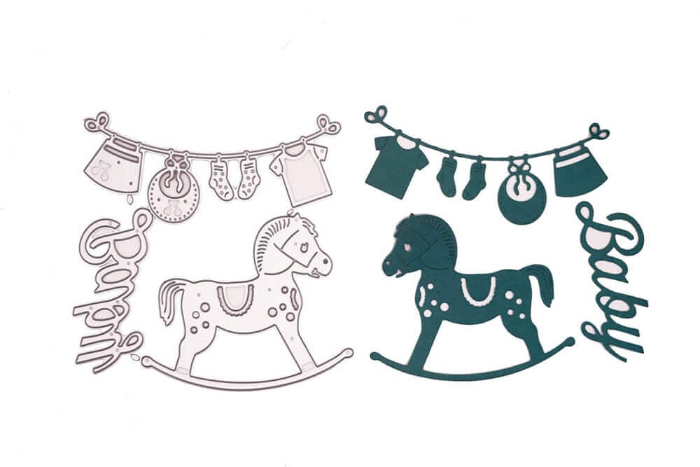 Das Stanzschablonen-Set Babyglück von Stanzenshop.de zeigt zwei Schaukelpferd-Konturen und "Baby" neben Kleidung auf einer Linie - eine in Silber, eine in Dunkelgrün - ideal für Bastelprojekte.