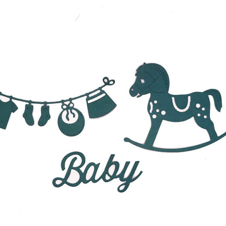 Das Stanzschablonen-Set Babyglück von Stanzenshop.de zeigt dunkelgrüne Babykleidung, ein Schaukelpferd und den Schriftzug "Baby" - ideal zum Basteln oder zum Kombinieren mit Ihren Lieblingsstanzformen.