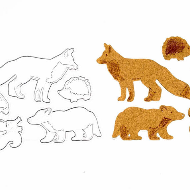 Das Stanzschablone Set für Waldtiere von Stanzenshop.de zeigt Fuchs, Dachs, Igel, Hase und Eichhörnchen auf weißem Hintergrund - ideal zum Basteln mit niedlichen Tiermotiven.
