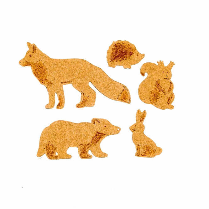 Fünf Korkausschnitte von Waldtieren - Fuchs, Igel, Hase, Eichhörnchen und Dachs - sind auf einem weißen Hintergrund angeordnet. Ideal für Bastelideen mit dem Stanzschablonen-Set für Waldtiere von Stanzenshop.de.