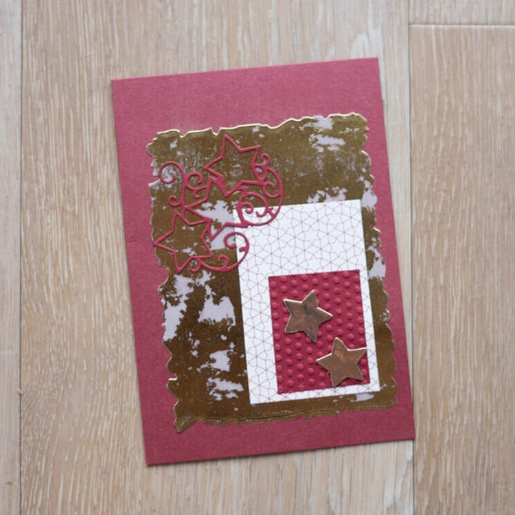 Die Stanzschablone "Sechs gewellte Rahmen in verschiedenen Größen" von Stanzenshop.de verleiht Grußkarten mit gold-pinken Sternen auf rotem Hintergrund einen einzigartigen Look - ideal für Scrapbooking oder Basteln.