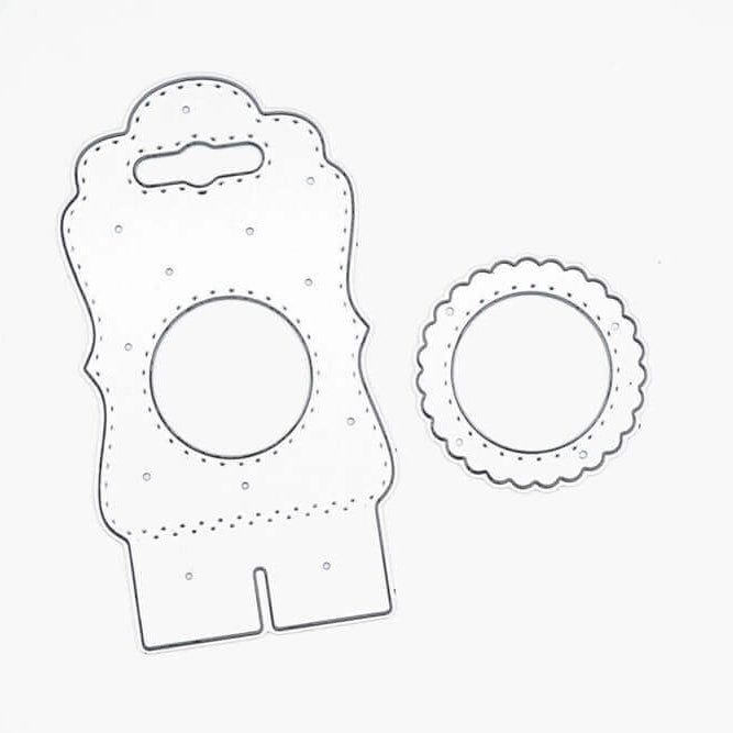 Die Stanzschablone Tischkarte mit Kreis von Stanzenshop.de enthält zwei Metallstanzformen - einen dekorativen Anhänger mit kreisförmigem Ausschnitt und Griff sowie einen Kreis mit Wellenschliff - auf weißem Hintergrund.