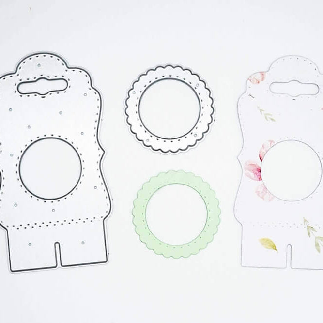 Zwei Stanzschablonen Tischkarte mit Kreis von Stanzenshop.de, zwei runde ausgestanzte Formen und zwei zusammengesetzte Papierausschnitte - ideal für Scrapbooking- oder Bastelset-Projekte - alle auf weißem Hintergrund dargestellt.